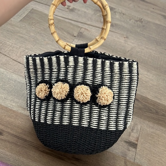 Straw bucket bag, wood handles - Picture 2 of 6